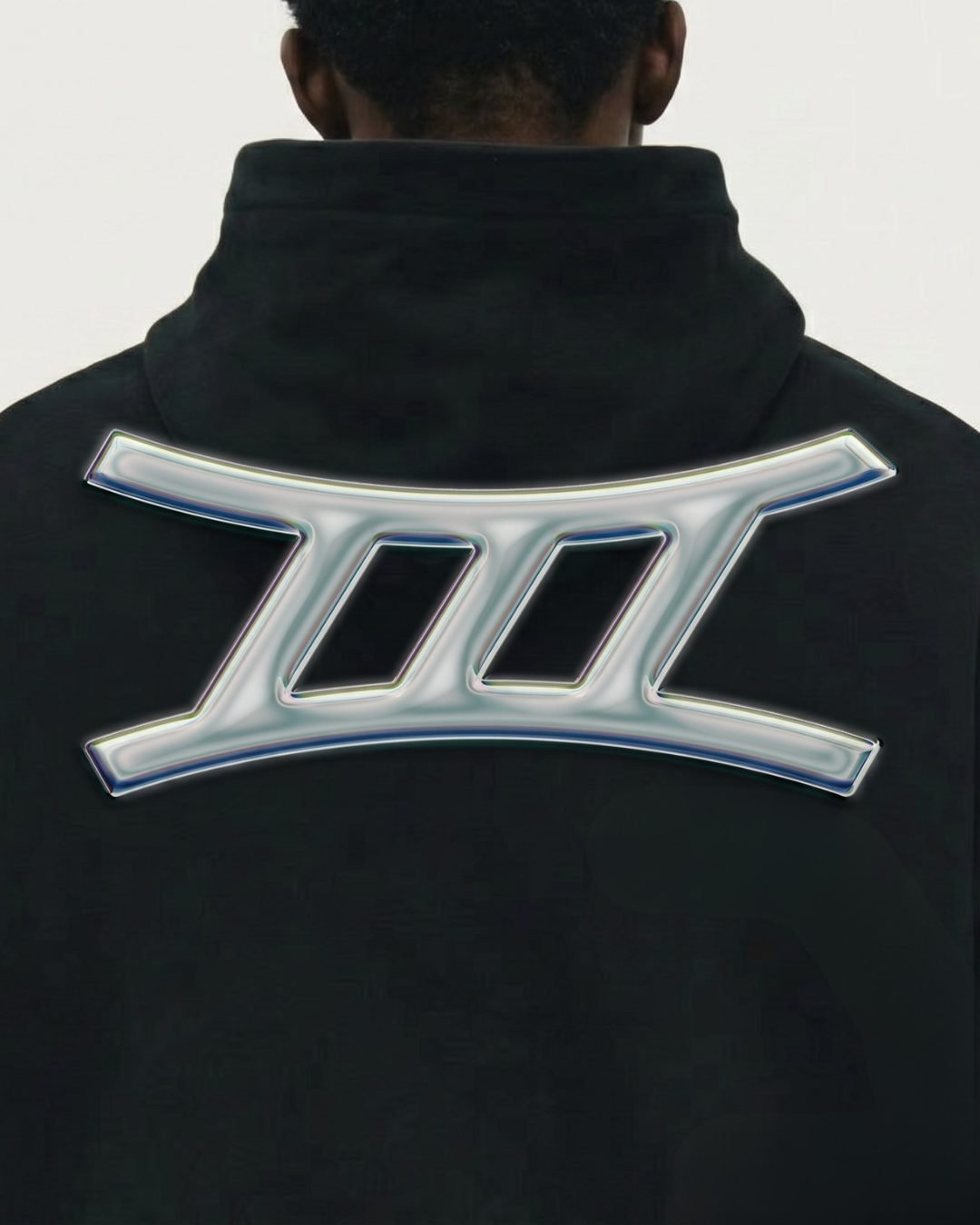 Logo chromé Haem sur une nuque, gros plan