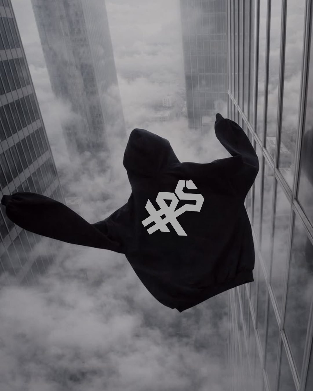 Sweat à capuche noir HPS No Vice suspendu au-dessus d'une ville dans les nuages