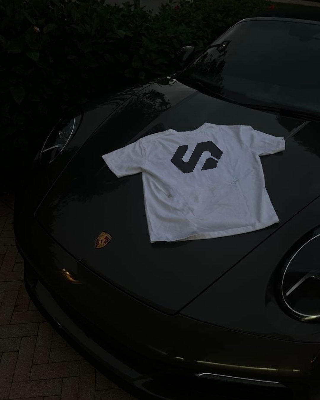 T-shirt HPS posé sur le capot d'une voiture