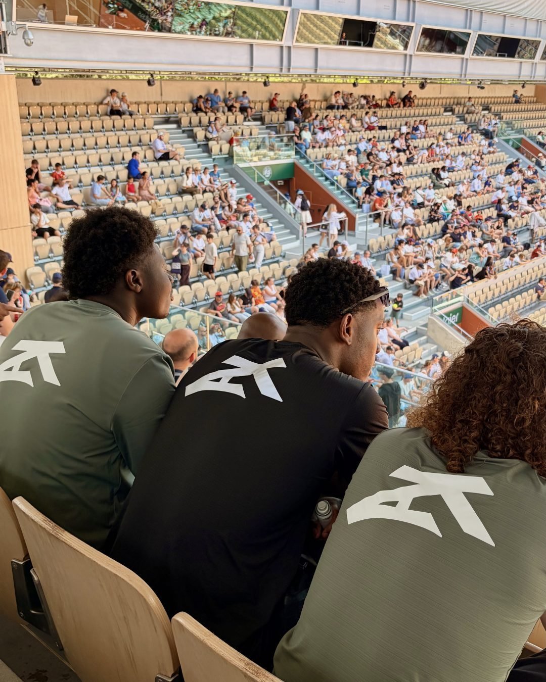 Groupe portant des sweats Kasas dans des gradins de stade