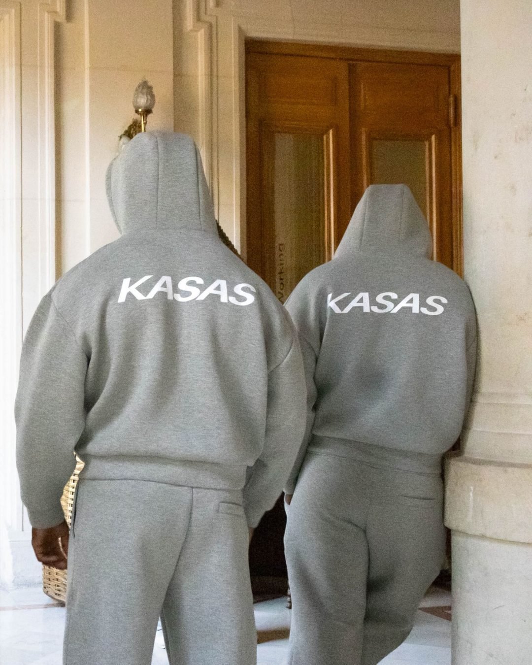 Duo portant des sweats à capuche Kasas dans un couloir