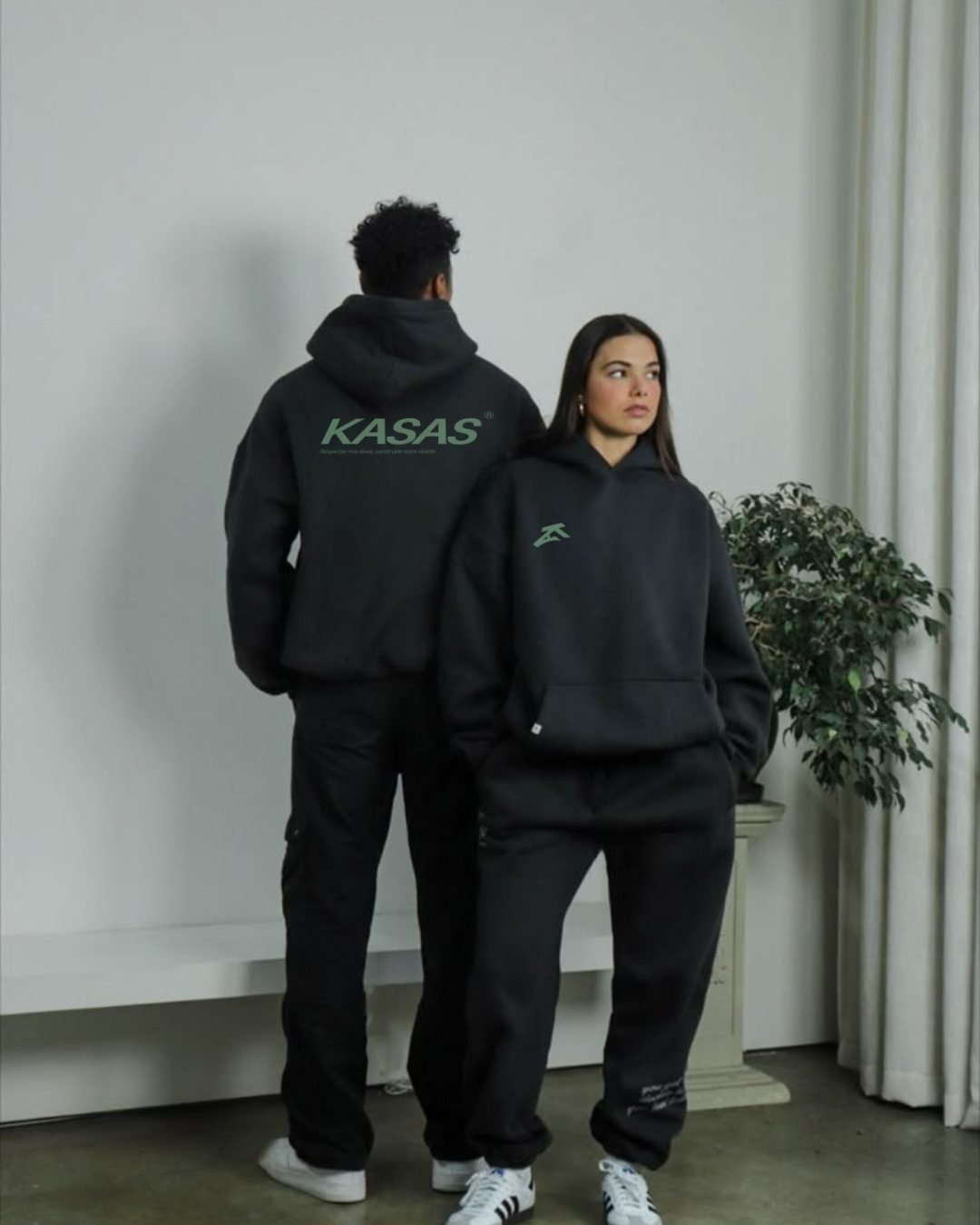 Duo en survêtement Kasas dans un intérieur épuré