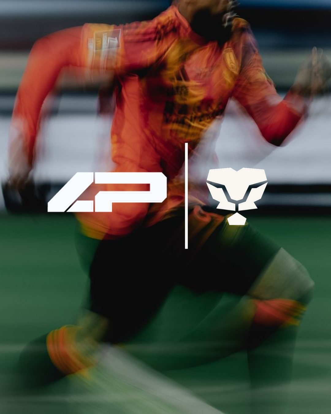 Logos LP Performance et lion superposés sur un joueur de football en mouvement