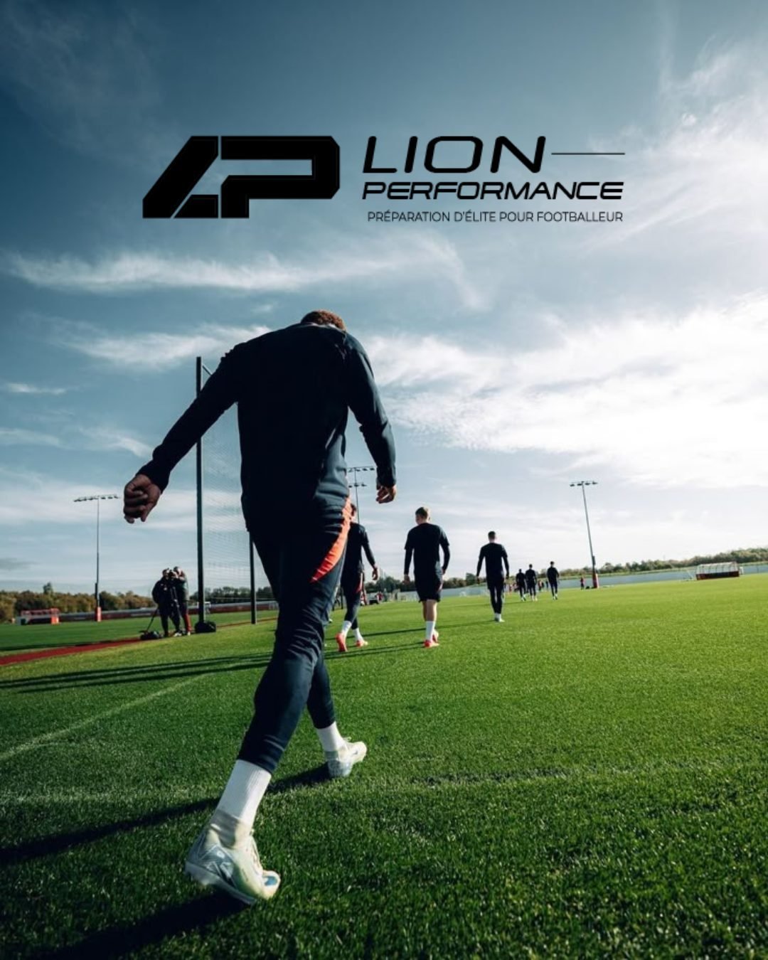Joueurs de football à l'entraînement, logo LP Performance en incrustation