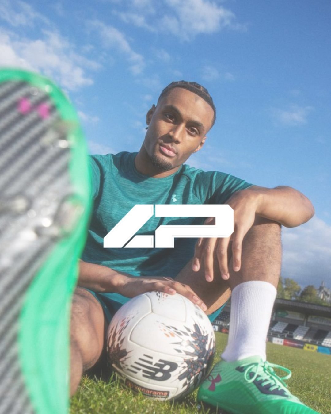 Joueur de football assis avec un ballon, logo LP Performance