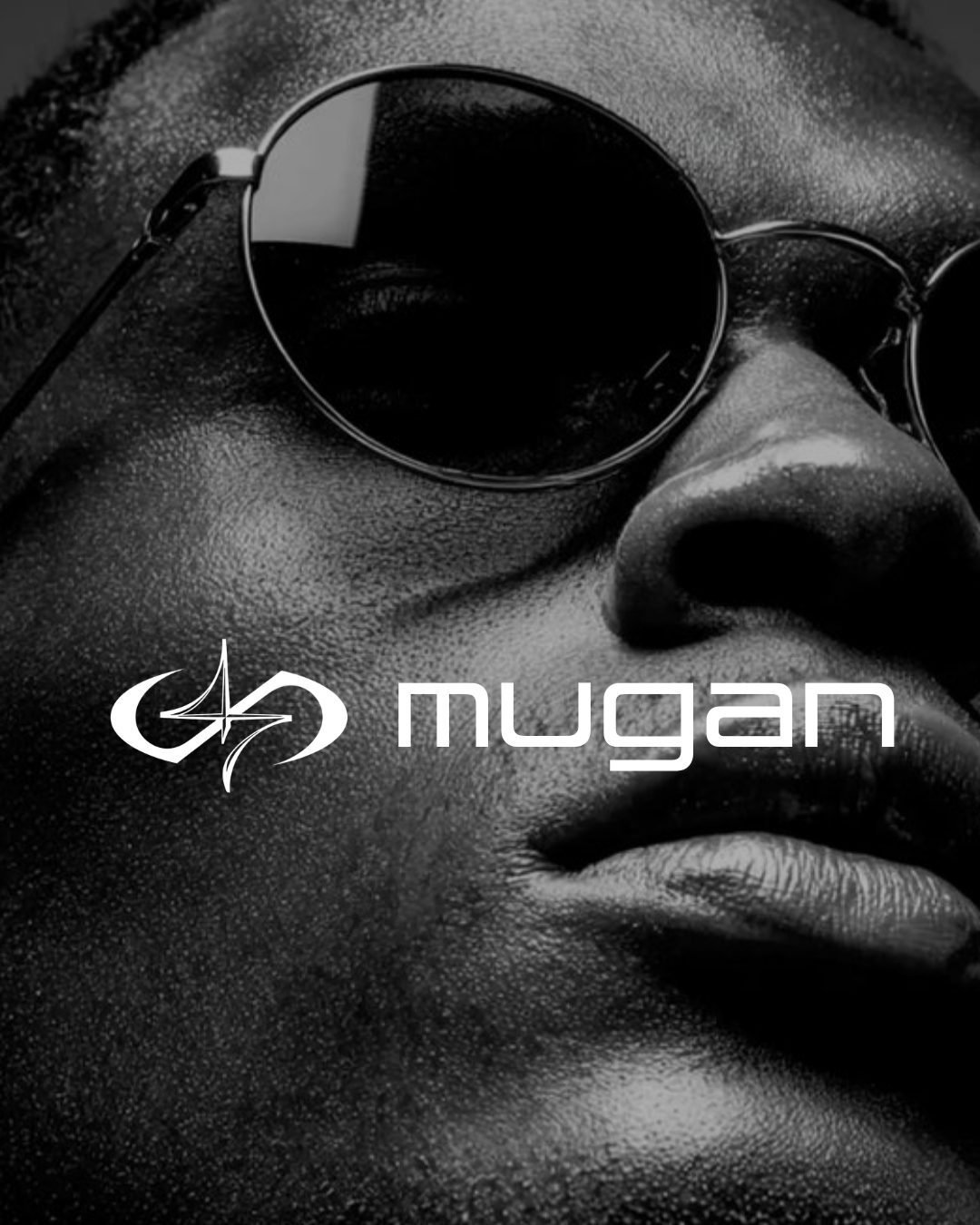 Portrait en noir et blanc d'un homme portant des lunettes Mugan