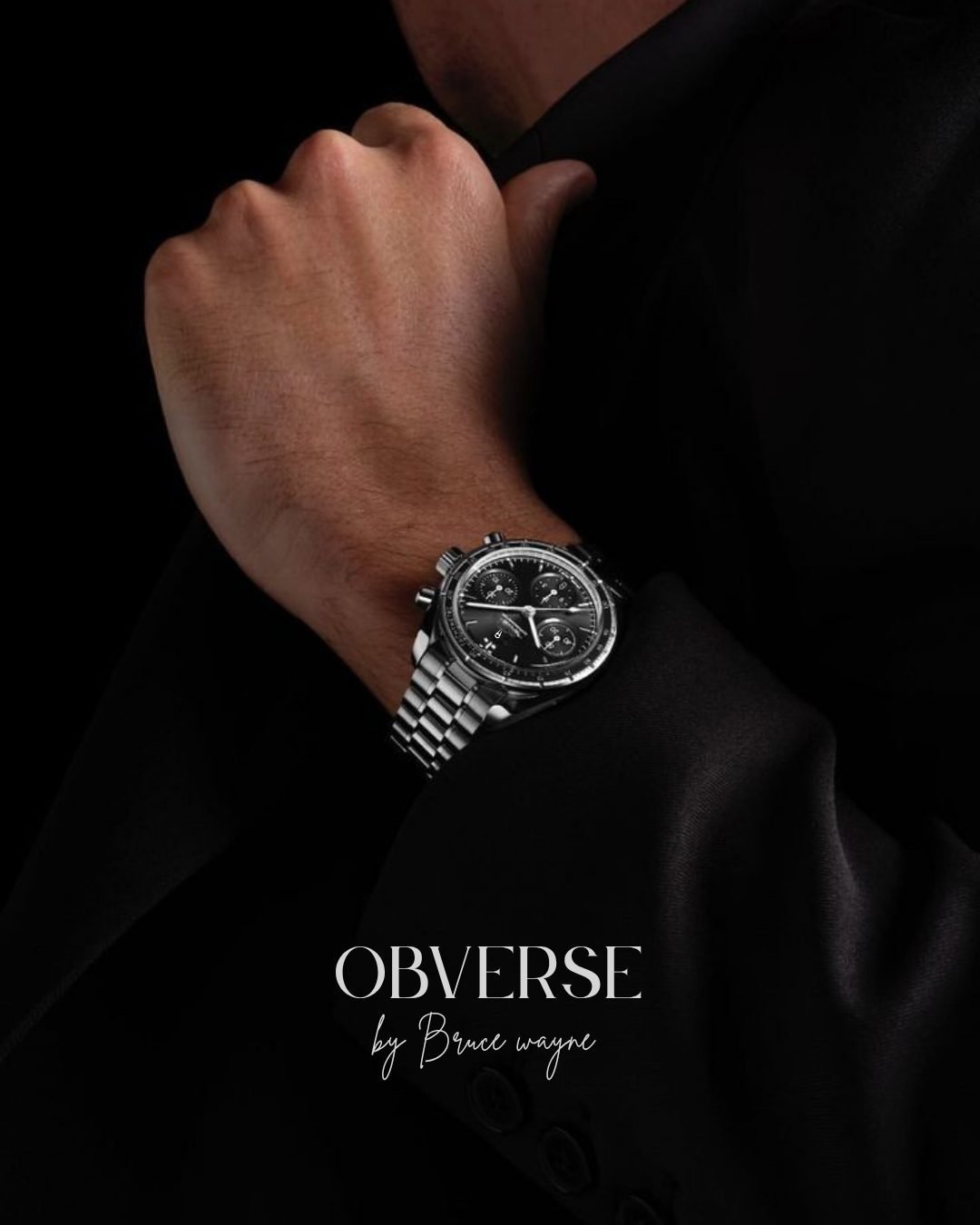 Montre Obverse portée au poignet sur costume noir